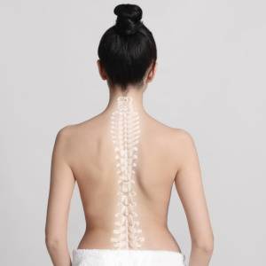 姿勢が悪い人に多い【フラットバック】って?きれいなS字カーブのための「タオルほぐし運動」