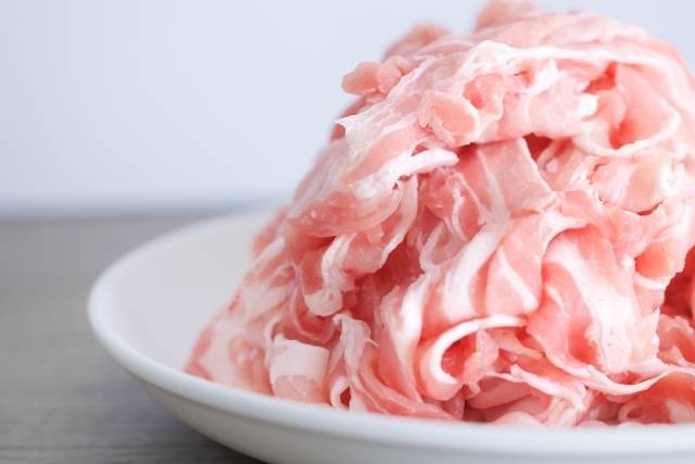 山盛りの豚バラ肉