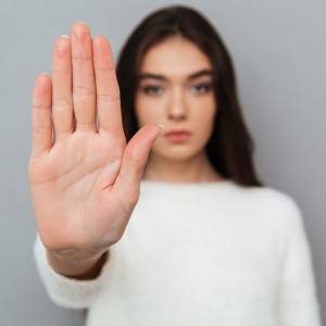 「せっかく勇気を出して断ったのにモヤモヤ…」NOと断った後の罪悪感との向き合い方｜心理士が教える