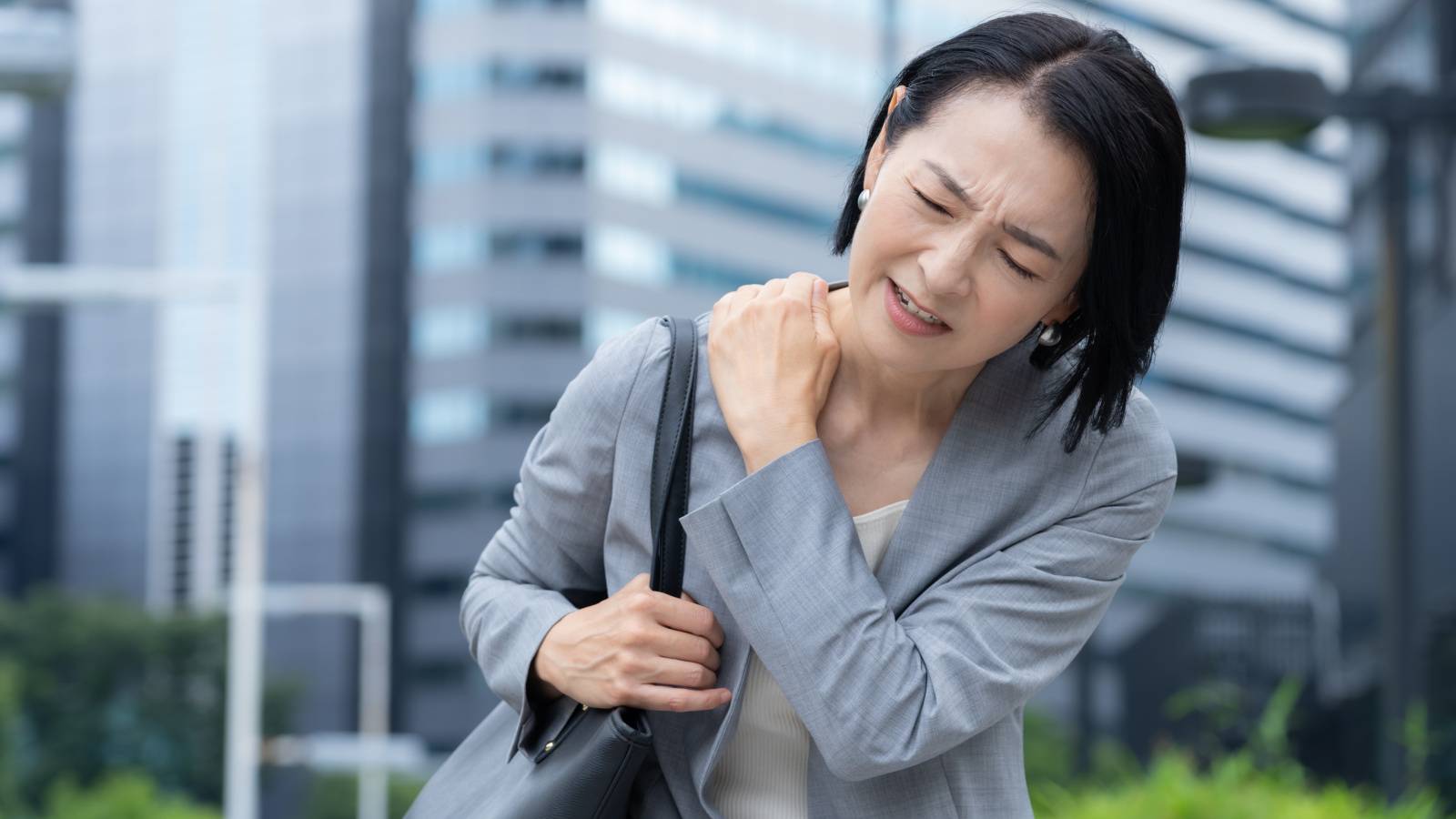 バッグが重い人は要注意！【40代のための背中のハリケア】背中の痛みと疲れがふわっとほぐれる肩甲骨ストレッチ