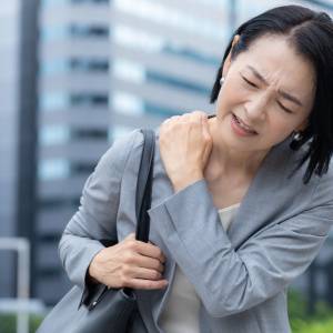 バッグが重い人は要注意！【40代のための背中のハリケア】背中の痛みと疲れがふわっとほぐれる肩甲骨ストレッチ