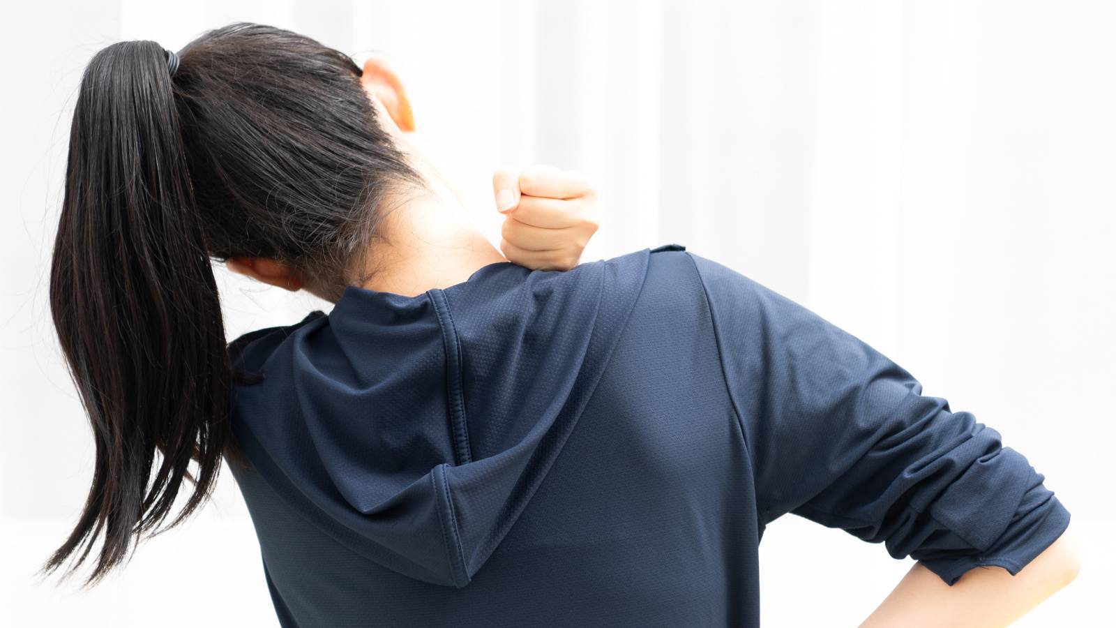  40代になってから肩こりがひどくなってきた人→少しの動きで奥まで効く！１分で完了「更年期の肩こりほぐし」 