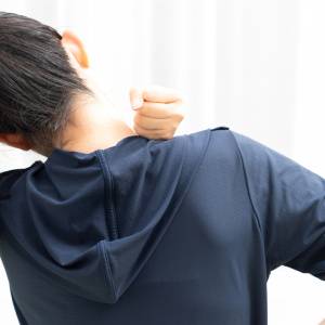 40代になってから肩こりがひどくなってきた人→少しの動きで奥まで効く！１分で完了「更年期の肩こりほぐし」