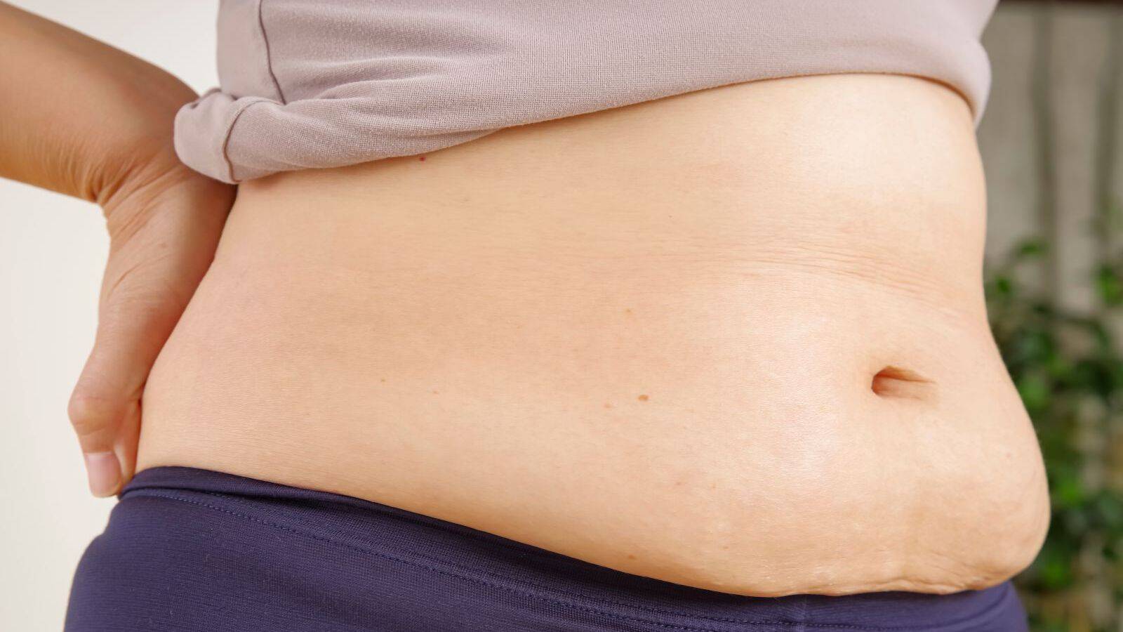 長年の下腹ぽっこりは「片腕を上げるだけで解決！」原因は日々の座り方！坐骨を立てて悩み解消&座りやすくなる体側ストレッチ