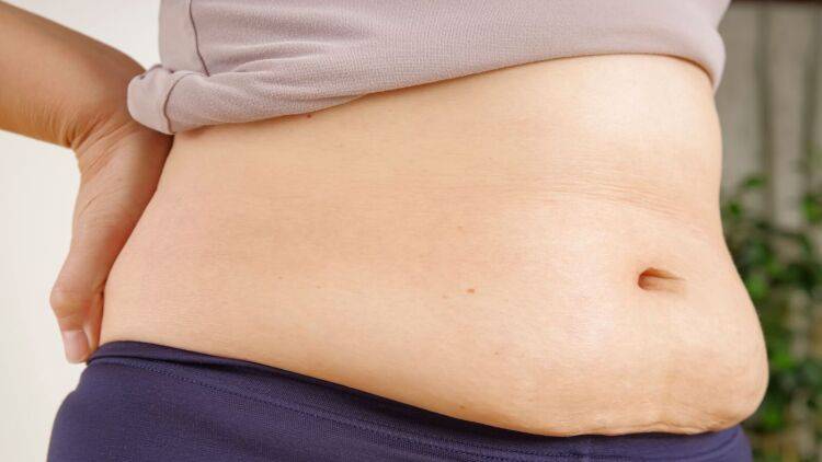 長年の下腹ぽっこりは「片腕を上げるだけで解決！」原因は日々の座り方！坐骨を立てて悩み解消&座りやすくなる体側ストレッチ