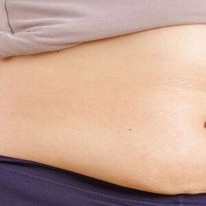 長年の下腹ぽっこりは「片腕を上げるだけで解決!」原因は日々の座り方!坐骨を立てて悩み解消&座りやすくなる体側ストレッチ