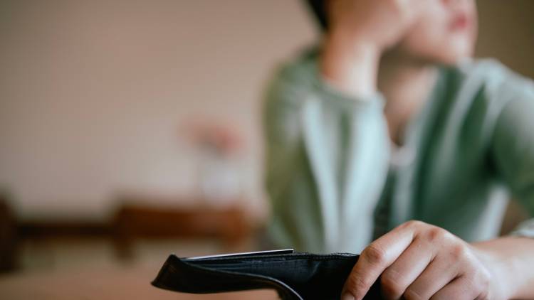 お金がないのに奢ってしまう。安定収入があるのに貯めても不安が消えない。なぜこんなに「苦しい」のか