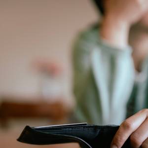 お金がないのに奢ってしまう。安定収入があるのに貯めても不安が消えない。なぜこんなに「苦しい」のか