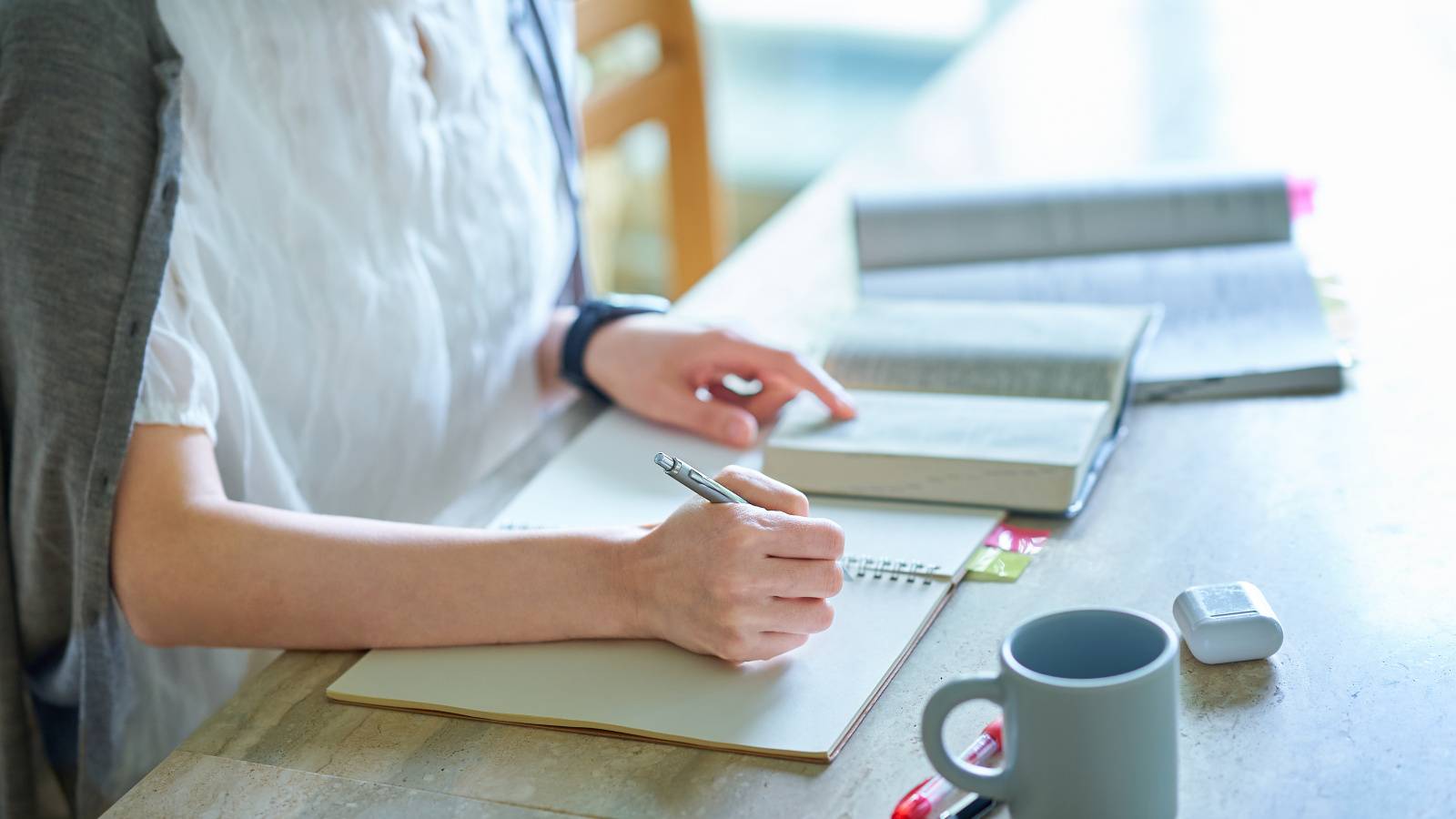 夫には内緒で始めた韓国語。専業主婦が44歳から学び続け、ドラマ字幕監修者になるまでの経緯｜体験談