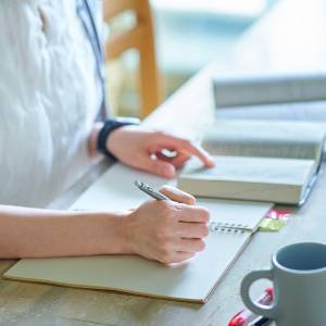 夫には内緒で始めた韓国語。専業主婦が44歳から学び続け、ドラマ字幕監修者になるまでの経緯｜体験談