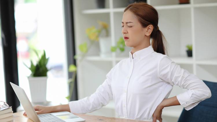 【背中や肩が一枚板のようにガチガチ】たった３分！固まった背骨をゆるめる「ねじった猫のポーズ」