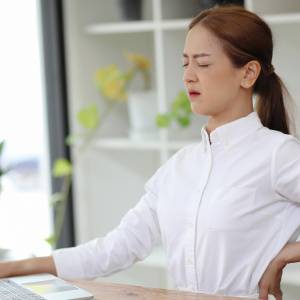 【背中や肩が一枚板のようにガチガチ】たった3分!固まった背骨をゆるめる「ねじった猫のポーズ」