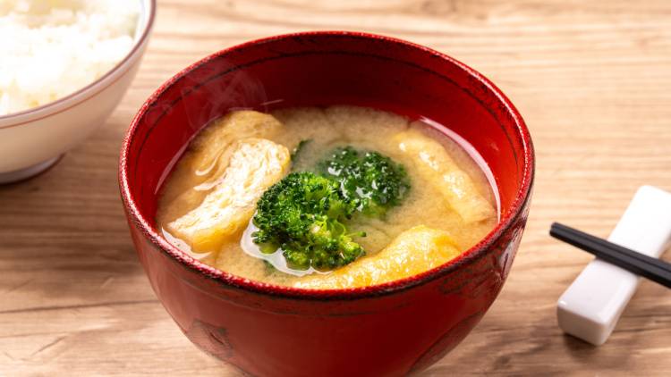 夕食のみそ汁に入れるだけ!体の酸化を防ぐ食材2選|管理栄養士が解説