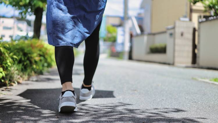 「速く歩きたいのにスピードが上がらない…」脚の重さが変わり歩行スピードが変わる“上半身イメージ術”