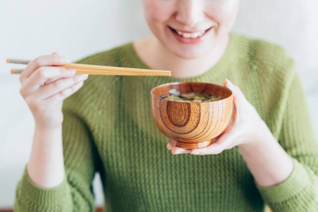 みそ汁飲む人
