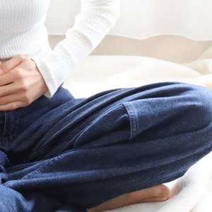 【超簡単】便秘にお悩み中の方必見！やればスッキリ便秘解消ストレッチ