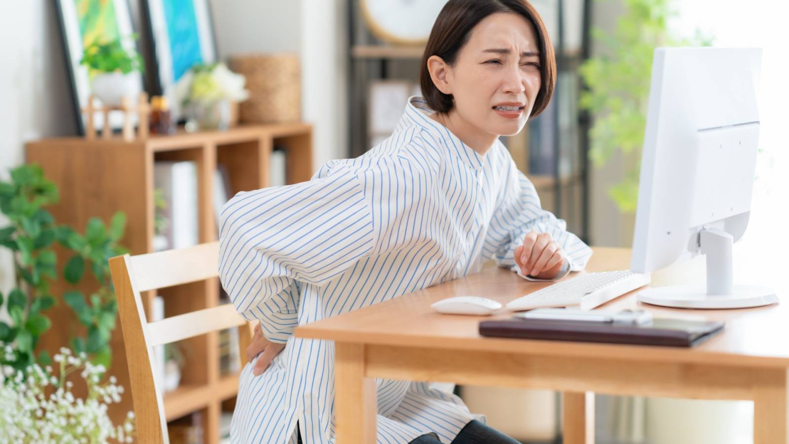 たった30秒！慢性腰痛解消の寝たままもも裏ストレッチ【骨盤後傾の人向け】