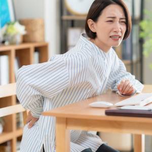 たった30秒!慢性腰痛解消の寝たままもも裏ストレッチ【骨盤後傾の人向け】