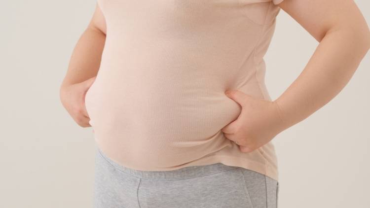 脇腹のハミ肉は鍛えるより伸ばすが近道！タオル1本でくびれを取り戻す簡単ストレッチ