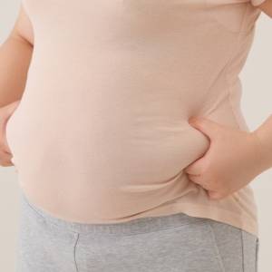 脇腹のハミ肉は鍛えるより伸ばすが近道!タオル1本でくびれを取り戻す簡単ストレッチ