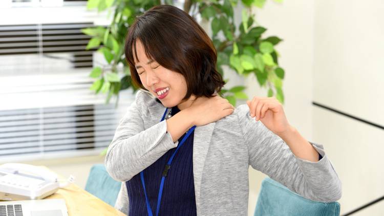 腕が上がりにくいのは「使い方が違う」から！？ 肩が詰まらず腕がスムーズに上がる「壁押しスライド」