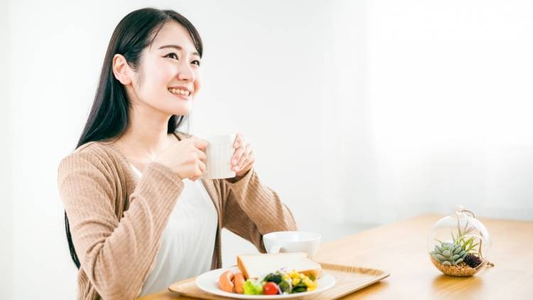 食後に眠くなる人へ。血糖値の乱れを防ぐ食べ方3選｜管理栄養士が解説