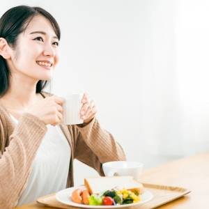 食後に眠くなる人へ。血糖値の乱れを防ぐ食べ方3選｜管理栄養士が解説
