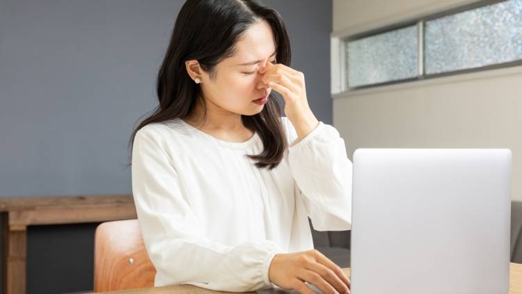 「まぶたが重い」「かすみ目が気になる」春の疲れは目に出る?疲れを手放す眼精疲労回復ヨガ
