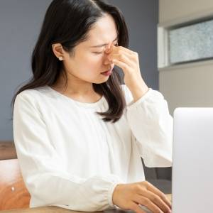 「まぶたが重い」「かすみ目が気になる」春の疲れは目に出る?疲れを手放す眼精疲労回復ヨガ