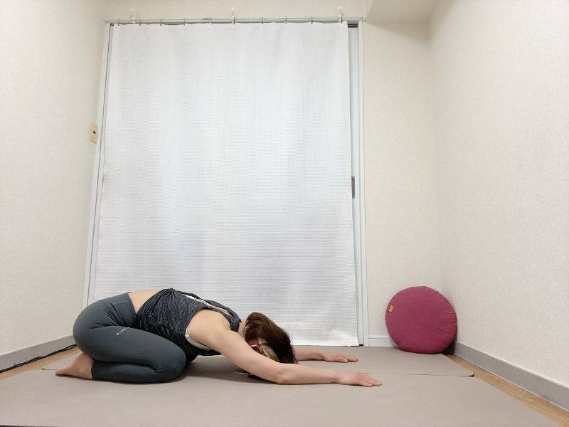 膝を楽な幅に開いたチャイルドポーズ