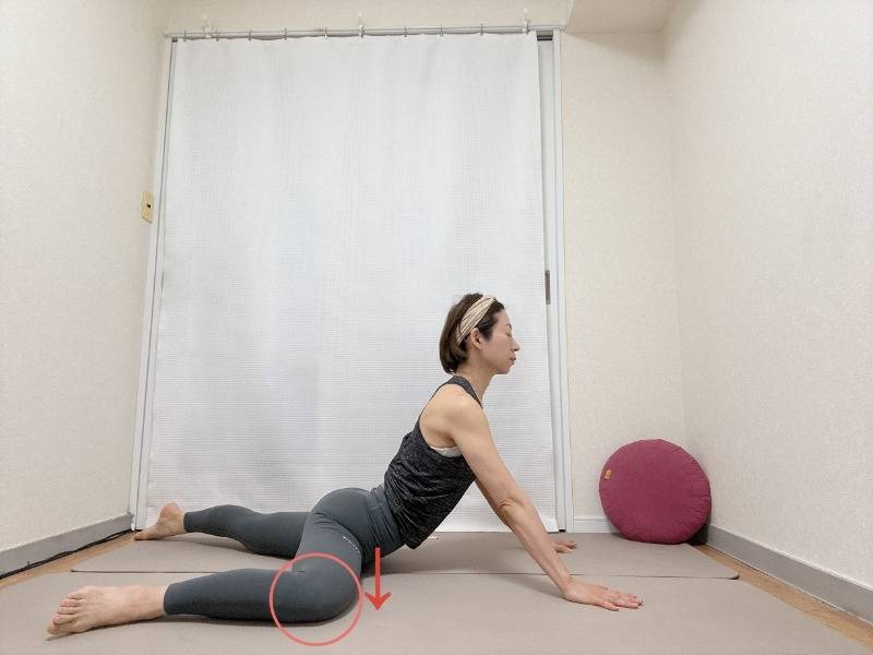 チャイルドポーズから左膝を90度に曲げて横に出し、上体を起こした股関節のストレッチ