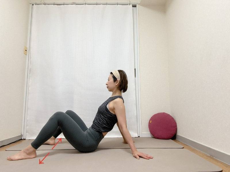 お尻の後ろの床に両手をつき、脚を広めに開いて膝を立てて座った体勢