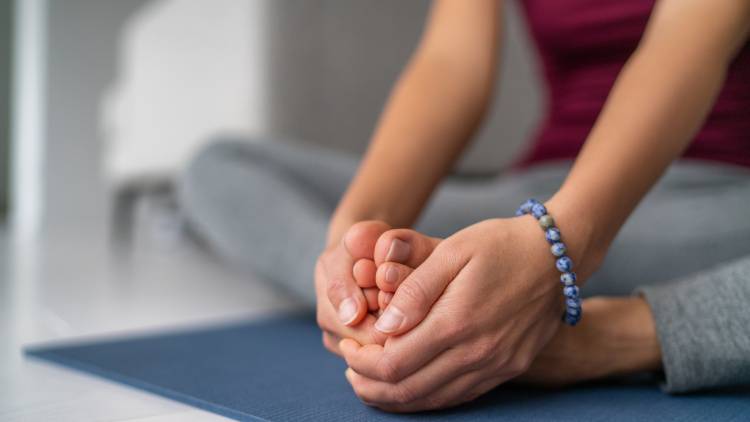 【脚の付け根から脚がスーッと軽くなる】座ったままパタパタするだけ!股関節ストレッチ