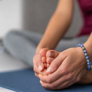 【脚の付け根から脚がスーッと軽くなる】座ったままパタパタするだけ!股関節ストレッチ