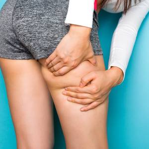 【下半身が太いのはもも裏が硬いから】下半身が自然と痩せる!もも裏ストレッチ