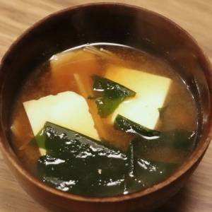 【朝の味噌汁に加えるだけ】食物繊維不足を補う食材｜管理栄養士が解説