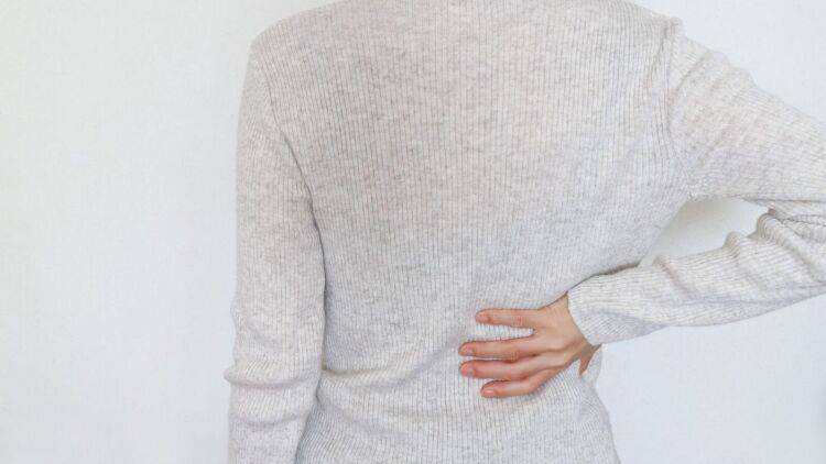 〈猫背〉肩でも背中でもない…みんなが見落としている「ある部位」を変えるとみるみる姿勢が変わる話