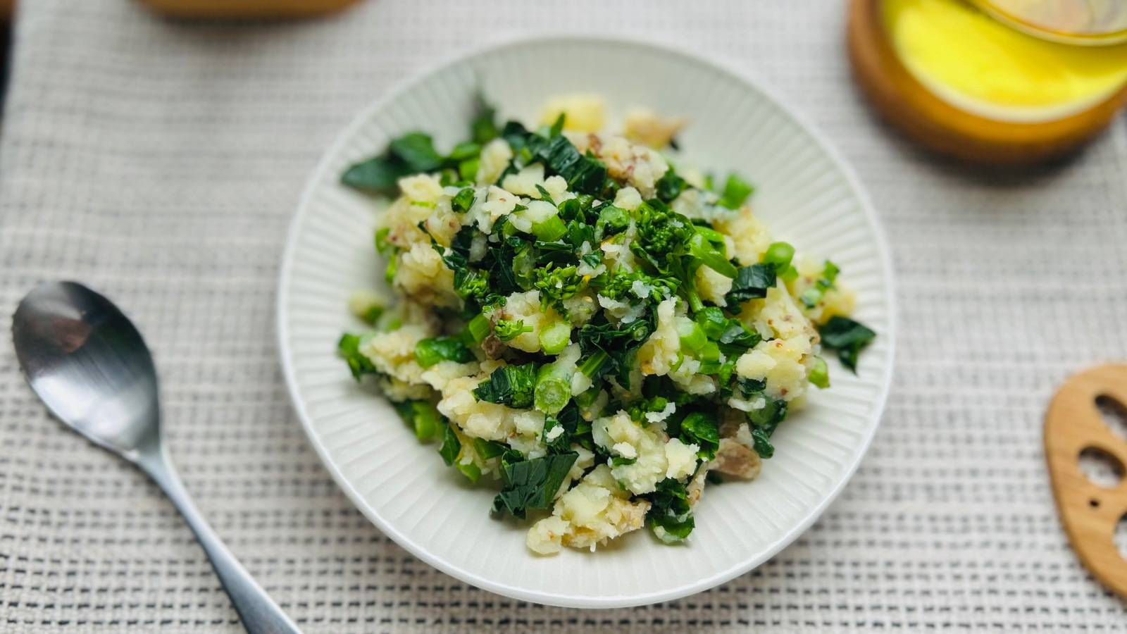 【菜の花レシピ】春を軽やかにする“ほろ苦さ”。皮ごと新じゃがとよく合う「緑のポテトサラダ」
