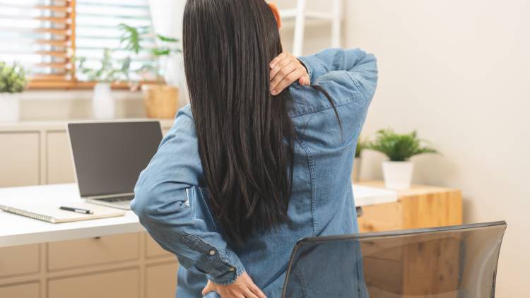 背中や肩がこるのは【体をねじっていないから!?】座ったまま１日２分「背中ねじりストレッチ」