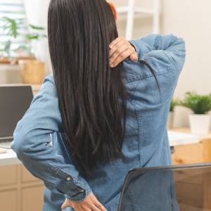 背中や肩がこるのは【体をねじっていないから!?】座ったまま１日２分「背中ねじりストレッチ」