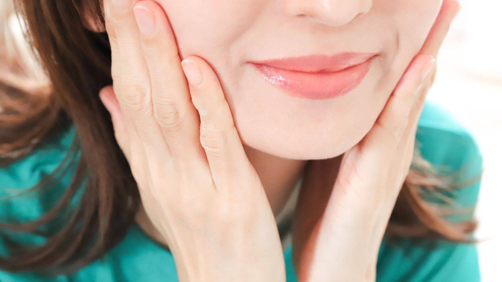  【40代からの顔のたるみ】実は「首の力み」が犯人かも。老け見えデフォルトをリセットするストレッチ 