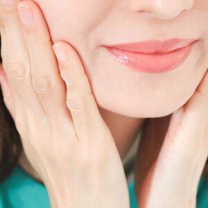 【40代からの顔のたるみ】実は「首の力み」が犯人かも。老け見えデフォルトをリセットするストレッチ