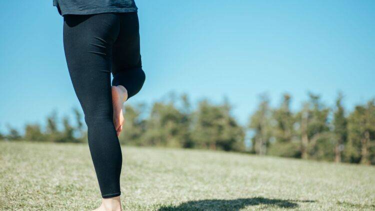 〈放置厳禁〉片脚立ちしてぐらぐらする人＝反り腰？その理由の解説と改善方法をヨガ講師が解説