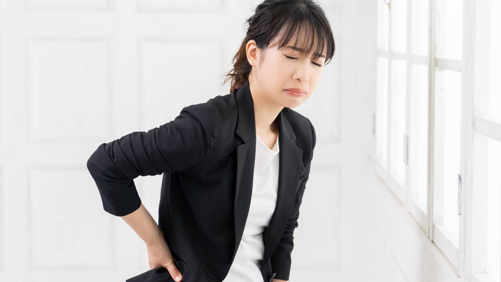 「腰がだるい」原因は呼吸？【座ったまま1分で変わる】背中から整える腰痛予防＆改善ストレッチ