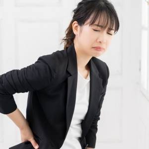 「腰がだるい」原因は呼吸？【座ったまま1分で変わる】背中から整える腰痛予防＆改善ストレッチ