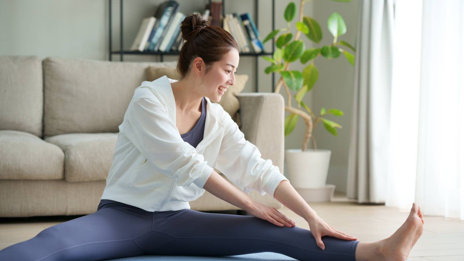 ガチガチ股関節がスッとゆるむ！更年期世代向け、寝たままゆるめる「半分のカエルストレッチ」