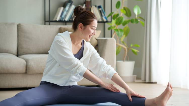 ガチガチ股関節がスッとゆるむ！更年期世代向け、寝たままゆるめる「半分のカエルストレッチ」