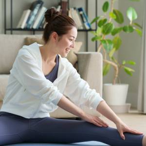 ガチガチ股関節がスッとゆるむ！更年期世代向け、寝たままゆるめる「半分のカエルストレッチ」