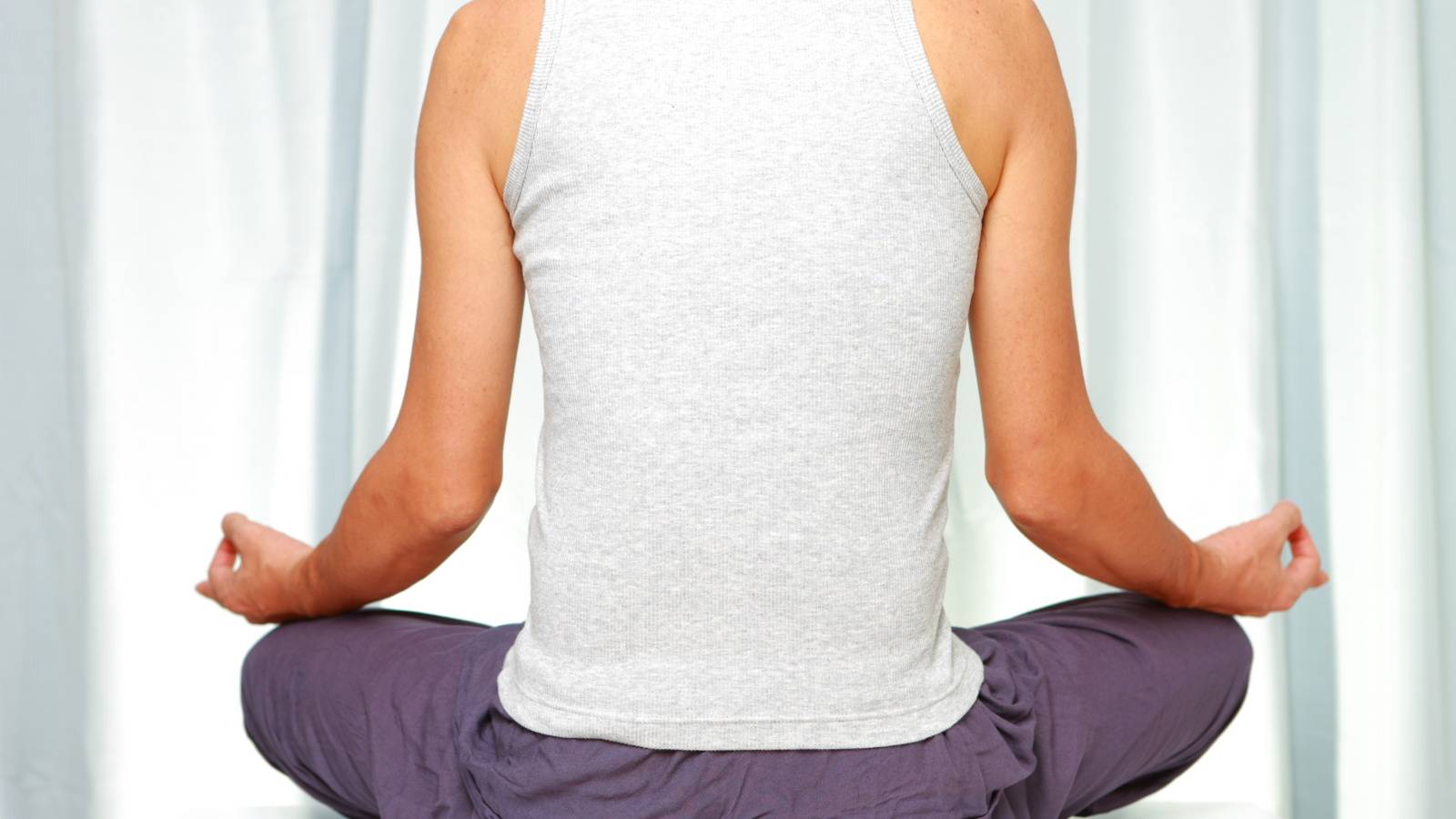 「あぐらで腰が丸まる」のは体の硬さが原因じゃない!? 背筋がすっと伸びる「四つ這いモビライゼーション」