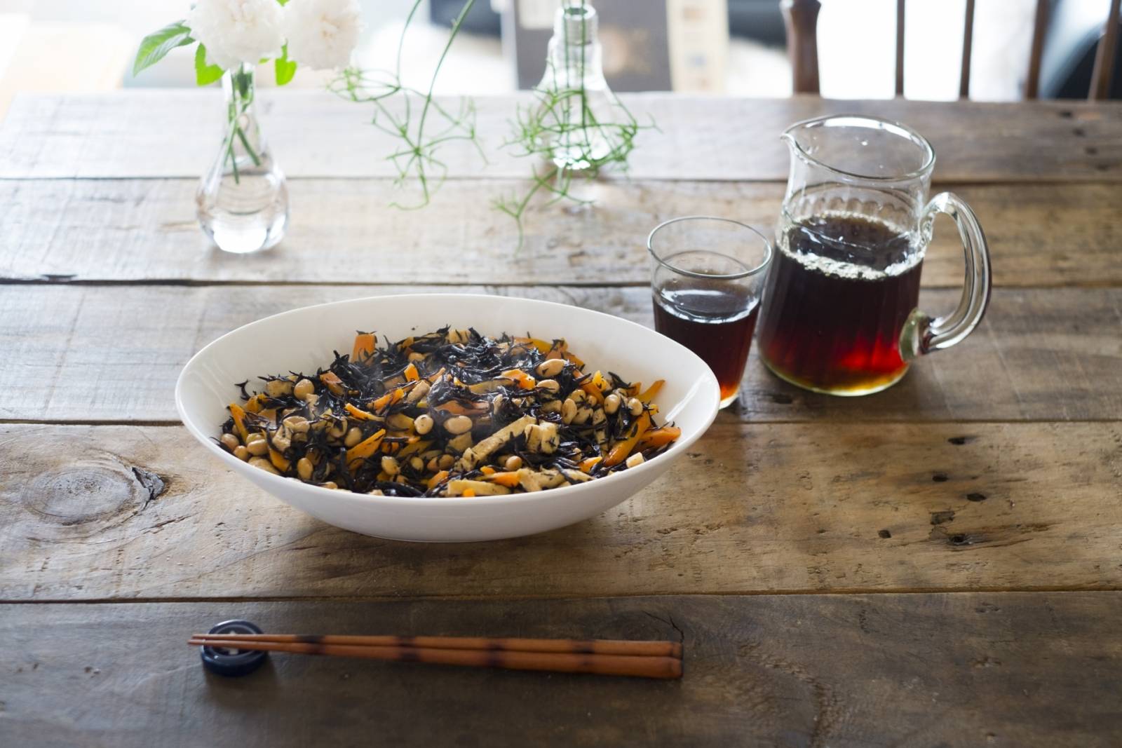 ひじきの煮物と麦茶